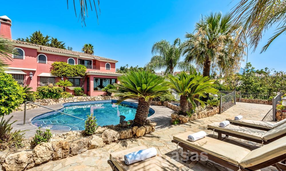 Tradicional y lujosa casa de estilo andaluz en venta con vistas al mar en el corazón del valle del golf de Nueva Andalucía, Marbella 49210