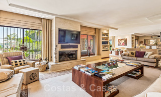 Tradicional y lujosa casa de estilo andaluz en venta con vistas al mar en el corazón del valle del golf de Nueva Andalucía, Marbella 49212 