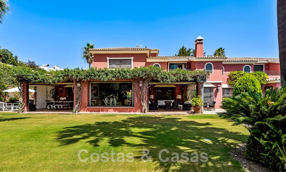 Tradicional y lujosa casa de estilo andaluz en venta con vistas al mar en el corazón del valle del golf de Nueva Andalucía, Marbella 49213