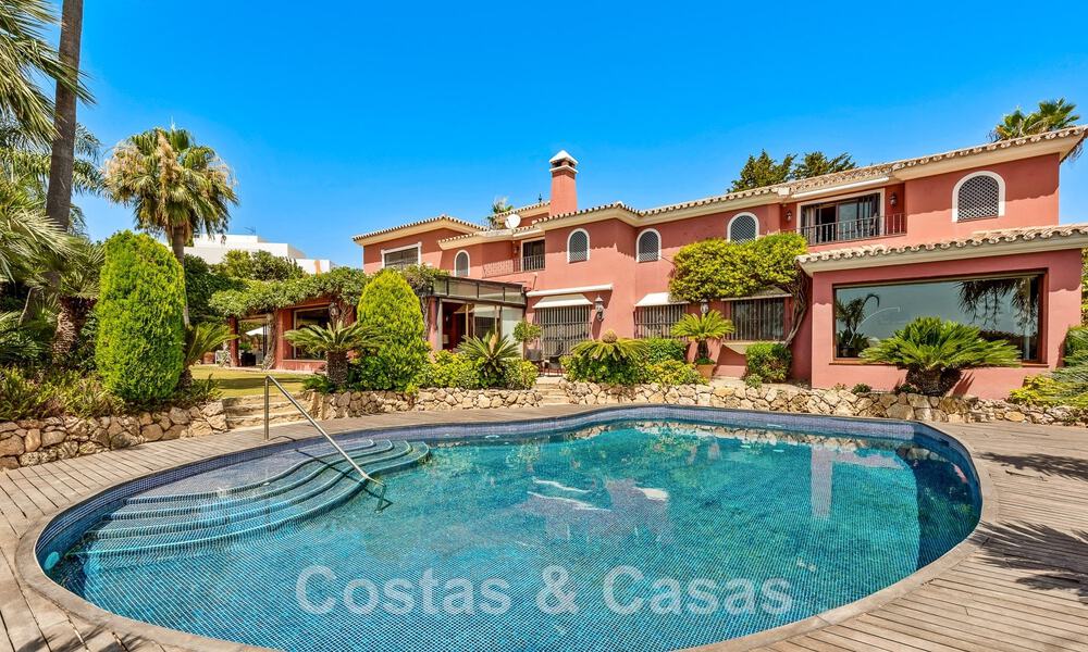 Tradicional y lujosa casa de estilo andaluz en venta con vistas al mar en el corazón del valle del golf de Nueva Andalucía, Marbella 49214
