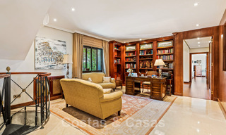 Tradicional y lujosa casa de estilo andaluz en venta con vistas al mar en el corazón del valle del golf de Nueva Andalucía, Marbella 49216 