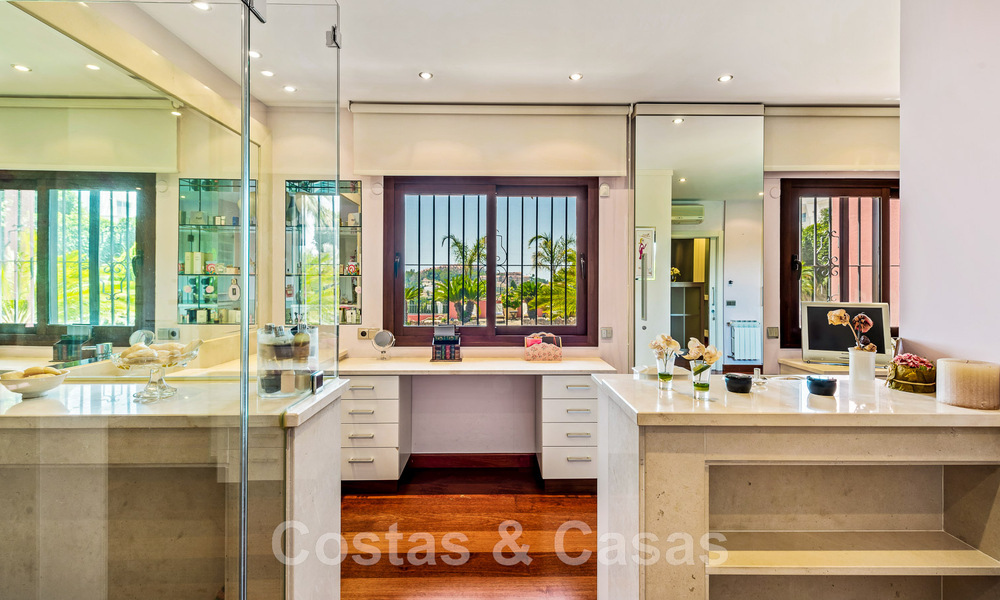 Tradicional y lujosa casa de estilo andaluz en venta con vistas al mar en el corazón del valle del golf de Nueva Andalucía, Marbella 49218