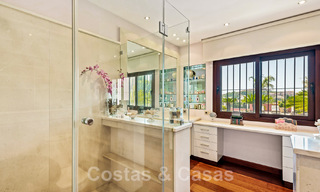 Tradicional y lujosa casa de estilo andaluz en venta con vistas al mar en el corazón del valle del golf de Nueva Andalucía, Marbella 49219 