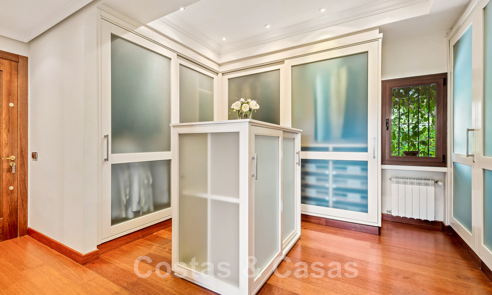 Tradicional y lujosa casa de estilo andaluz en venta con vistas al mar en el corazón del valle del golf de Nueva Andalucía, Marbella 49220