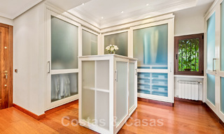 Tradicional y lujosa casa de estilo andaluz en venta con vistas al mar en el corazón del valle del golf de Nueva Andalucía, Marbella 49220 