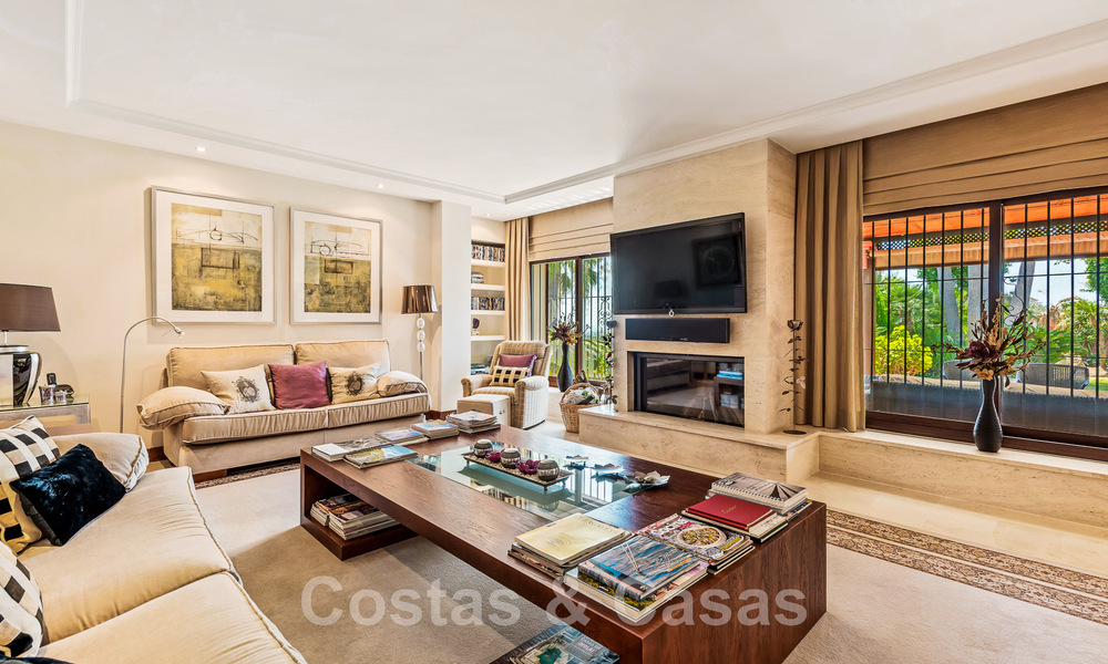 Tradicional y lujosa casa de estilo andaluz en venta con vistas al mar en el corazón del valle del golf de Nueva Andalucía, Marbella 49221