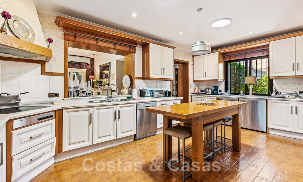 Tradicional y lujosa casa de estilo andaluz en venta con vistas al mar en el corazón del valle del golf de Nueva Andalucía, Marbella 49223