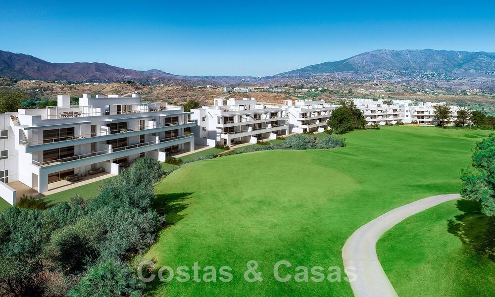 Modernos apartamentos de golf en venta situados en un exclusivo resort de golf en Mijas, Costa del Sol 49180