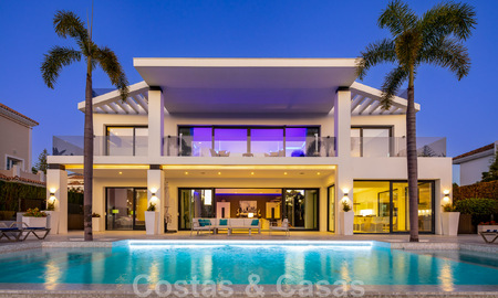 Villa de estilo moderno muy reformada en venta en el corazón del valle del golf de Nueva Andalucía, Marbella 49070
