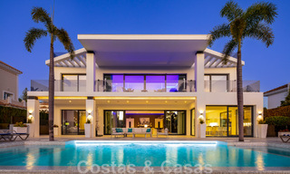 Villa de estilo moderno muy reformada en venta en el corazón del valle del golf de Nueva Andalucía, Marbella 49070 