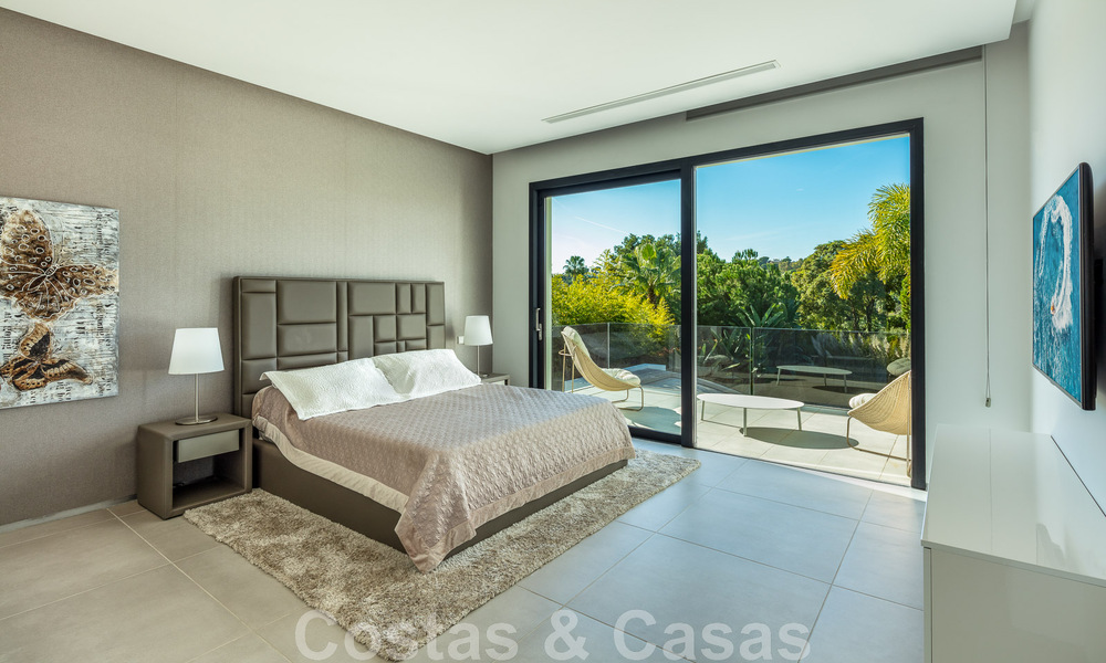 Villa de estilo moderno muy reformada en venta en el corazón del valle del golf de Nueva Andalucía, Marbella 49071