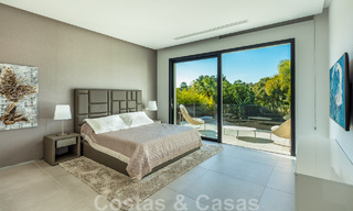 Villa de estilo moderno muy reformada en venta en el corazón del valle del golf de Nueva Andalucía, Marbella 49071 