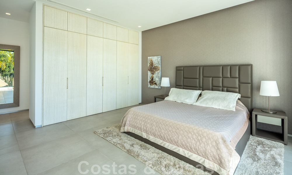 Villa de estilo moderno muy reformada en venta en el corazón del valle del golf de Nueva Andalucía, Marbella 49072