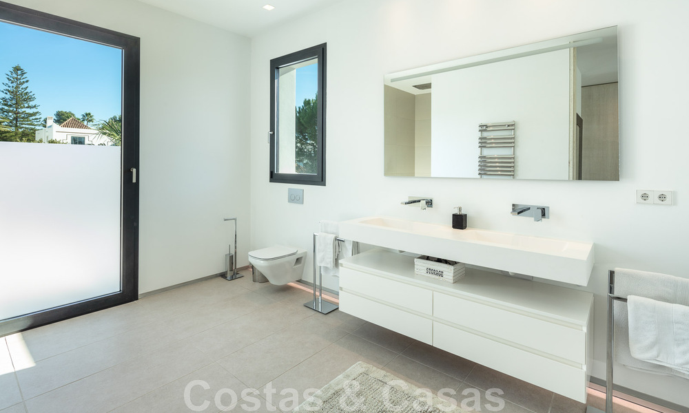 Villa de estilo moderno muy reformada en venta en el corazón del valle del golf de Nueva Andalucía, Marbella 49073