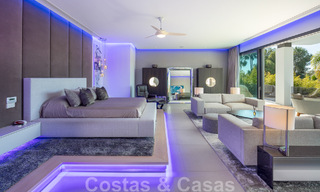 Villa de estilo moderno muy reformada en venta en el corazón del valle del golf de Nueva Andalucía, Marbella 49074 