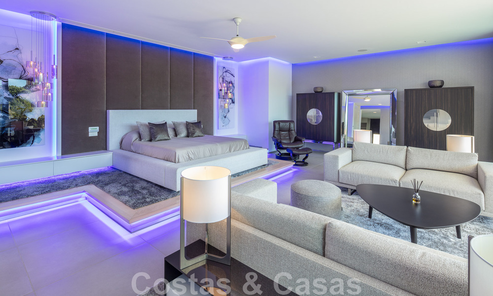 Villa de estilo moderno muy reformada en venta en el corazón del valle del golf de Nueva Andalucía, Marbella 49075