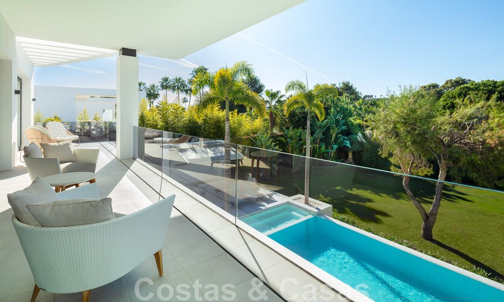 Villa de estilo moderno muy reformada en venta en el corazón del valle del golf de Nueva Andalucía, Marbella 49076
