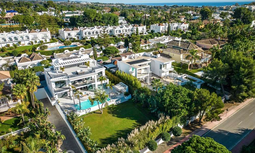 Villa de estilo moderno muy reformada en venta en el corazón del valle del golf de Nueva Andalucía, Marbella 49077