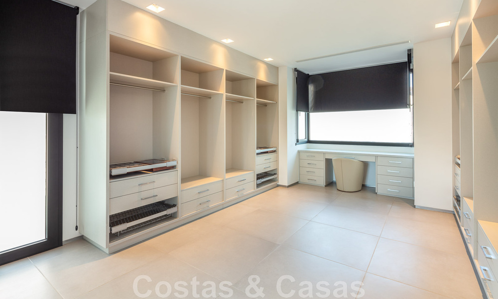 Villa de estilo moderno muy reformada en venta en el corazón del valle del golf de Nueva Andalucía, Marbella 49078