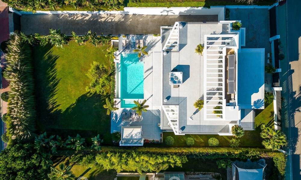 Villa de estilo moderno muy reformada en venta en el corazón del valle del golf de Nueva Andalucía, Marbella 49080
