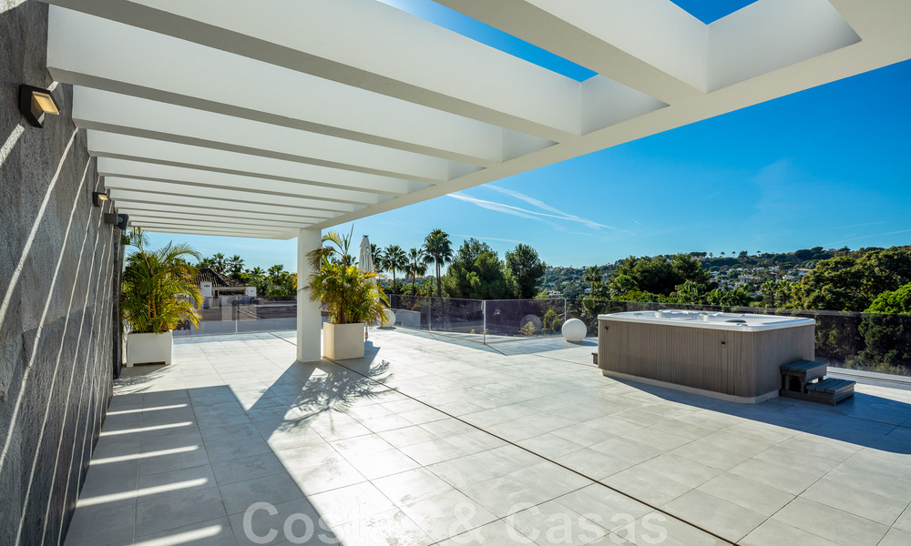 Villa de estilo moderno muy reformada en venta en el corazón del valle del golf de Nueva Andalucía, Marbella 49081