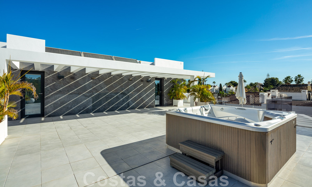 Villa de estilo moderno muy reformada en venta en el corazón del valle del golf de Nueva Andalucía, Marbella 49082