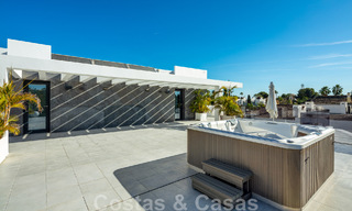 Villa de estilo moderno muy reformada en venta en el corazón del valle del golf de Nueva Andalucía, Marbella 49082 