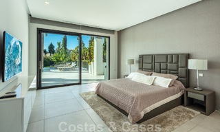 Villa de estilo moderno muy reformada en venta en el corazón del valle del golf de Nueva Andalucía, Marbella 49083 