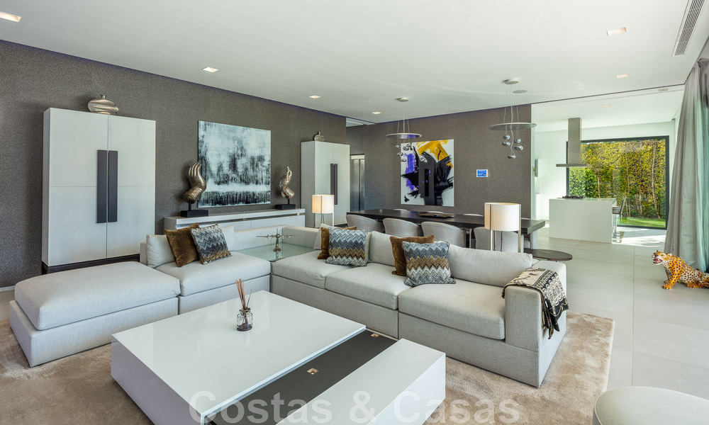 Villa de estilo moderno muy reformada en venta en el corazón del valle del golf de Nueva Andalucía, Marbella 49085