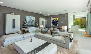Villa de estilo moderno muy reformada en venta en el corazón del valle del golf de Nueva Andalucía, Marbella 49085 