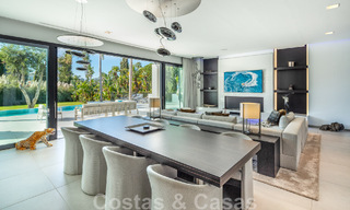 Villa de estilo moderno muy reformada en venta en el corazón del valle del golf de Nueva Andalucía, Marbella 49087 