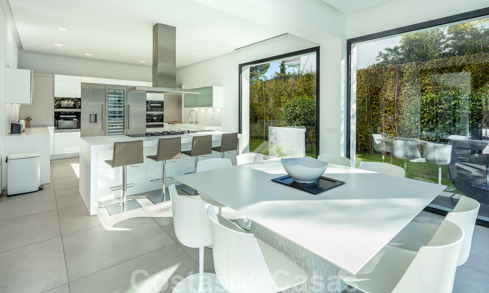 Villa de estilo moderno muy reformada en venta en el corazón del valle del golf de Nueva Andalucía, Marbella 49088