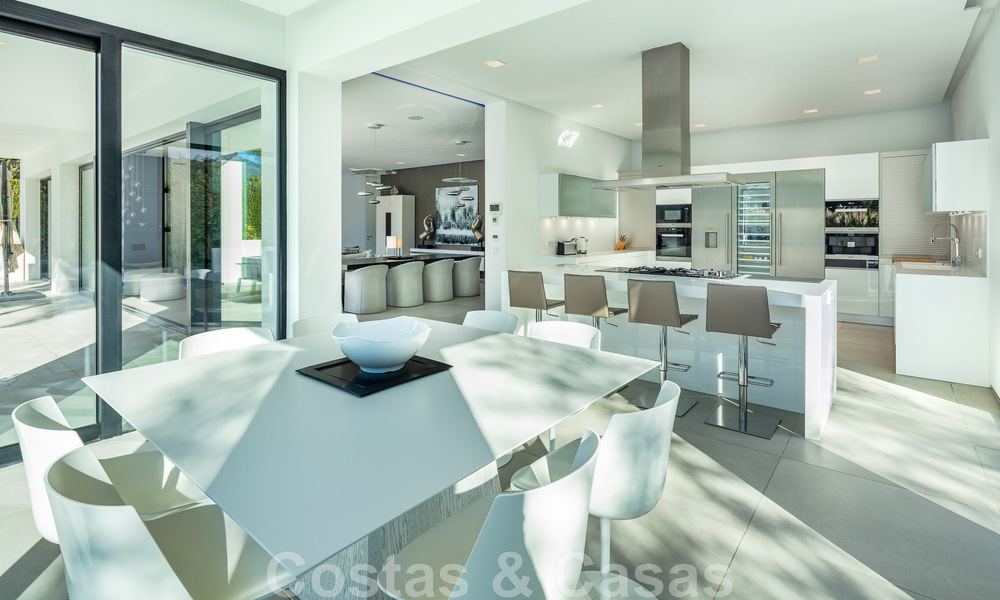 Villa de estilo moderno muy reformada en venta en el corazón del valle del golf de Nueva Andalucía, Marbella 49089