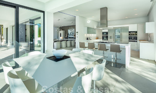 Villa de estilo moderno muy reformada en venta en el corazón del valle del golf de Nueva Andalucía, Marbella 49089 
