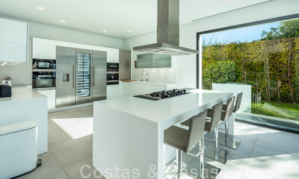 Villa de estilo moderno muy reformada en venta en el corazón del valle del golf de Nueva Andalucía, Marbella 49090