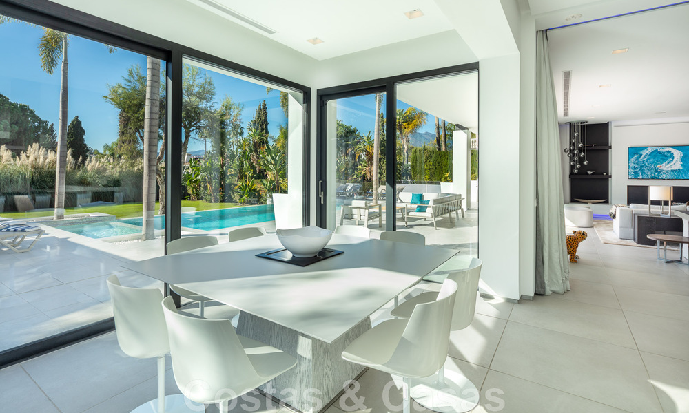 Villa de estilo moderno muy reformada en venta en el corazón del valle del golf de Nueva Andalucía, Marbella 49091