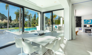 Villa de estilo moderno muy reformada en venta en el corazón del valle del golf de Nueva Andalucía, Marbella 49091 