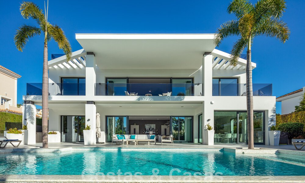 Villa de estilo moderno muy reformada en venta en el corazón del valle del golf de Nueva Andalucía, Marbella 49092
