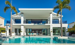 Villa de estilo moderno muy reformada en venta en el corazón del valle del golf de Nueva Andalucía, Marbella 49092 