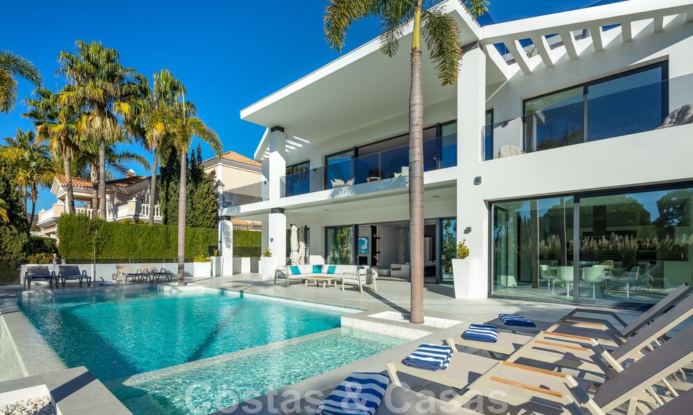 Villa de estilo moderno muy reformada en venta en el corazón del valle del golf de Nueva Andalucía, Marbella 49093