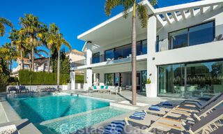 Villa de estilo moderno muy reformada en venta en el corazón del valle del golf de Nueva Andalucía, Marbella 49093 