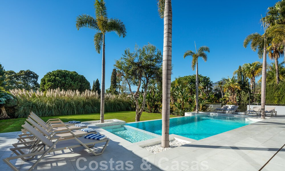 Villa de estilo moderno muy reformada en venta en el corazón del valle del golf de Nueva Andalucía, Marbella 49094