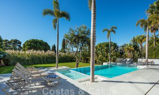 Villa de estilo moderno muy reformada en venta en el corazón del valle del golf de Nueva Andalucía, Marbella 49094 