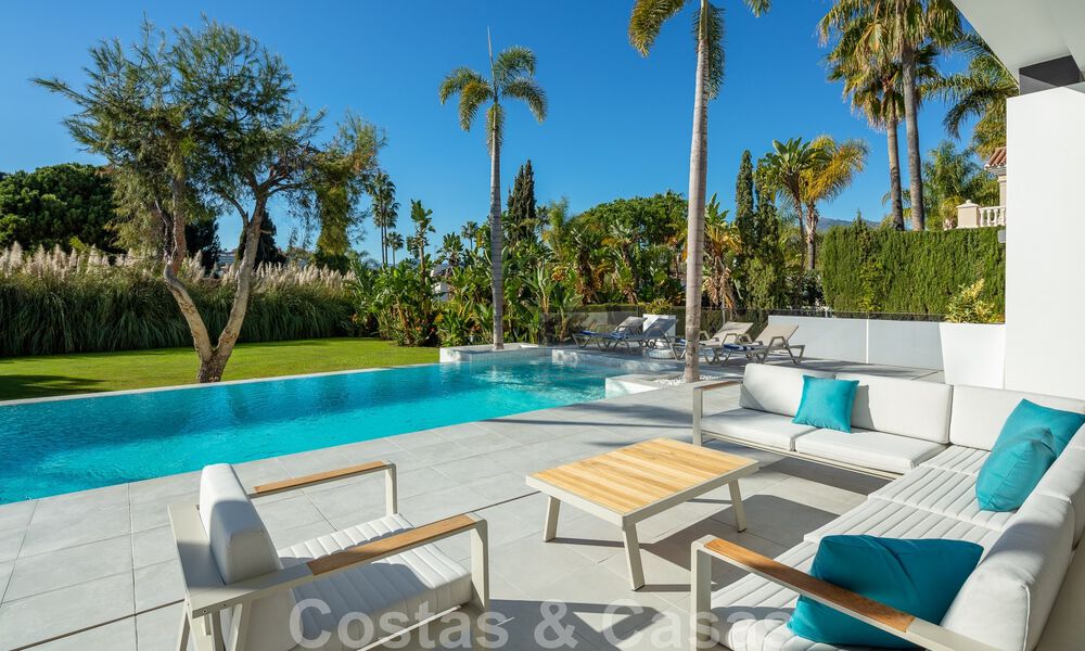 Villa de estilo moderno muy reformada en venta en el corazón del valle del golf de Nueva Andalucía, Marbella 49095