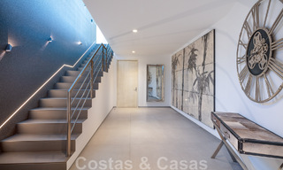 Villa de estilo moderno muy reformada en venta en el corazón del valle del golf de Nueva Andalucía, Marbella 49096 