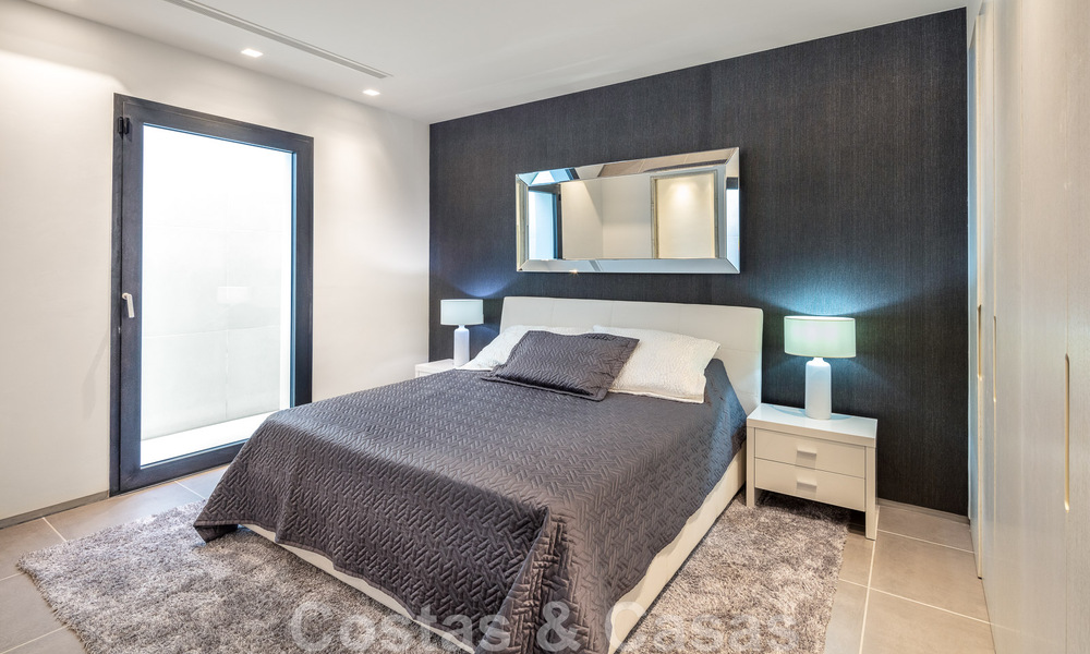 Villa de estilo moderno muy reformada en venta en el corazón del valle del golf de Nueva Andalucía, Marbella 49097