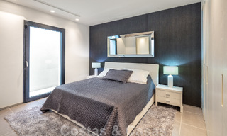 Villa de estilo moderno muy reformada en venta en el corazón del valle del golf de Nueva Andalucía, Marbella 49097 