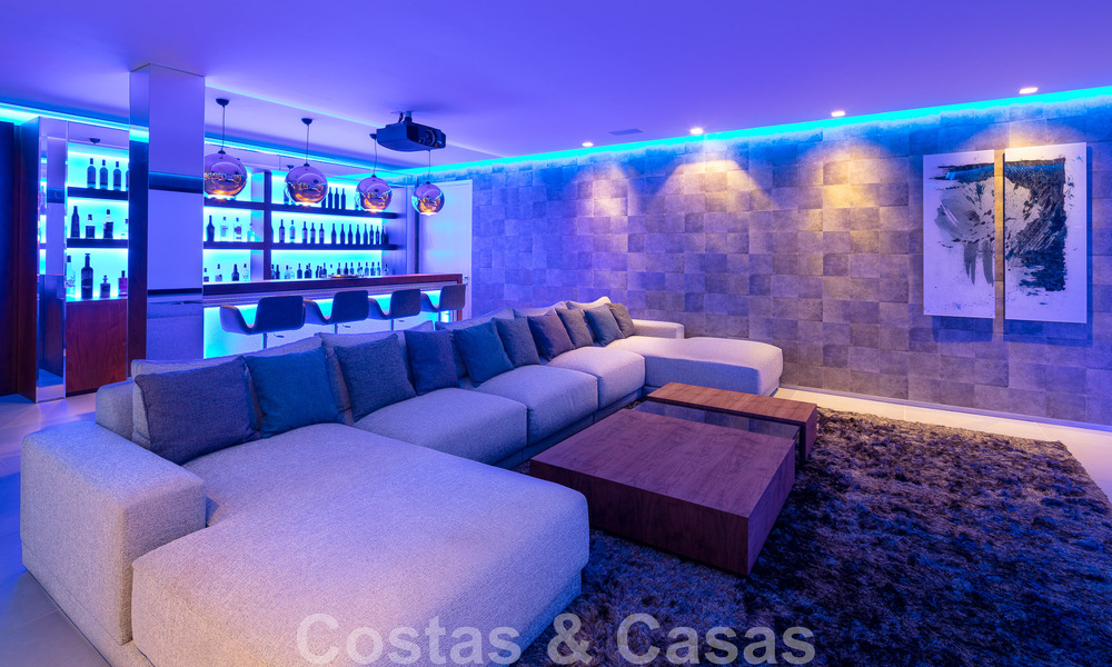 Villa de estilo moderno muy reformada en venta en el corazón del valle del golf de Nueva Andalucía, Marbella 49098