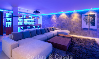 Villa de estilo moderno muy reformada en venta en el corazón del valle del golf de Nueva Andalucía, Marbella 49098 