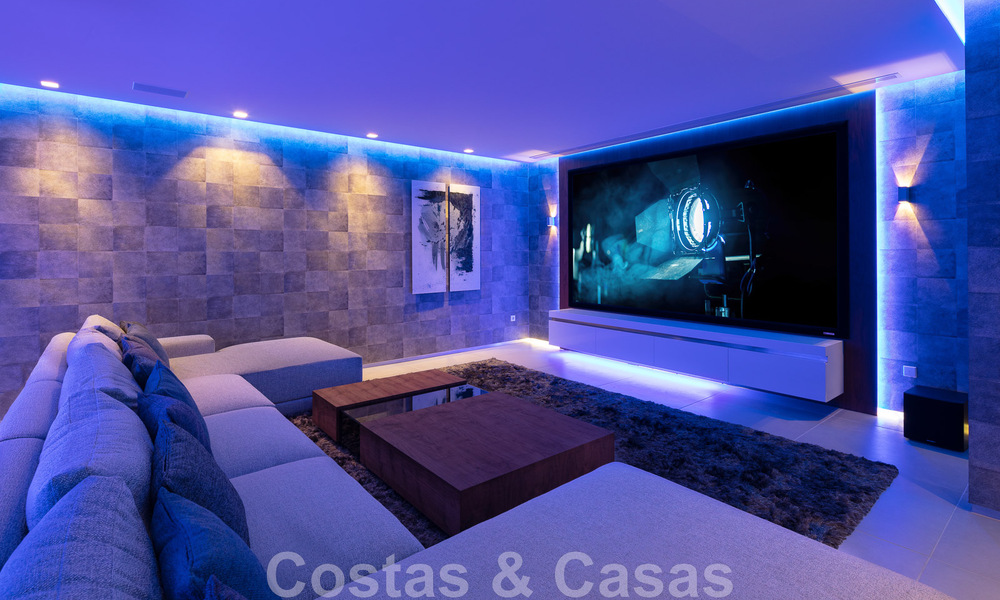 Villa de estilo moderno muy reformada en venta en el corazón del valle del golf de Nueva Andalucía, Marbella 49099